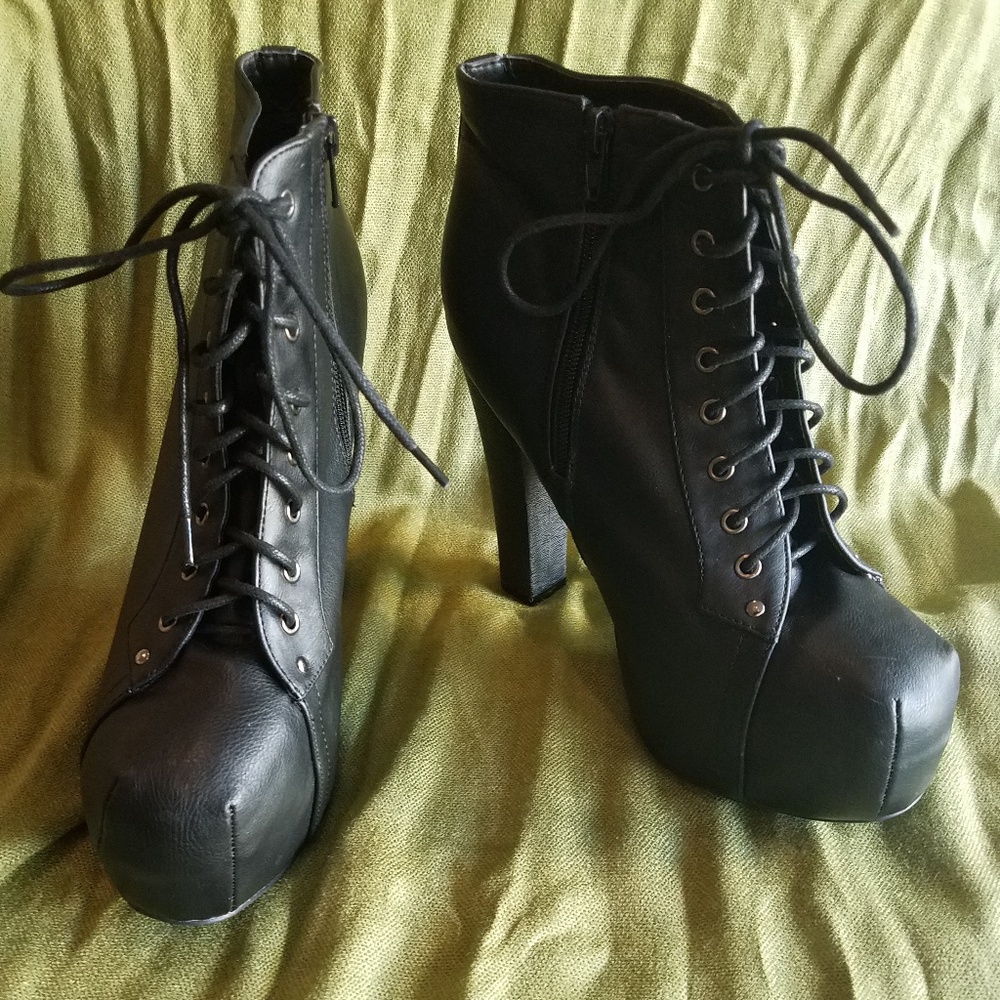 Breckelles Black Platform Heel Sz 11